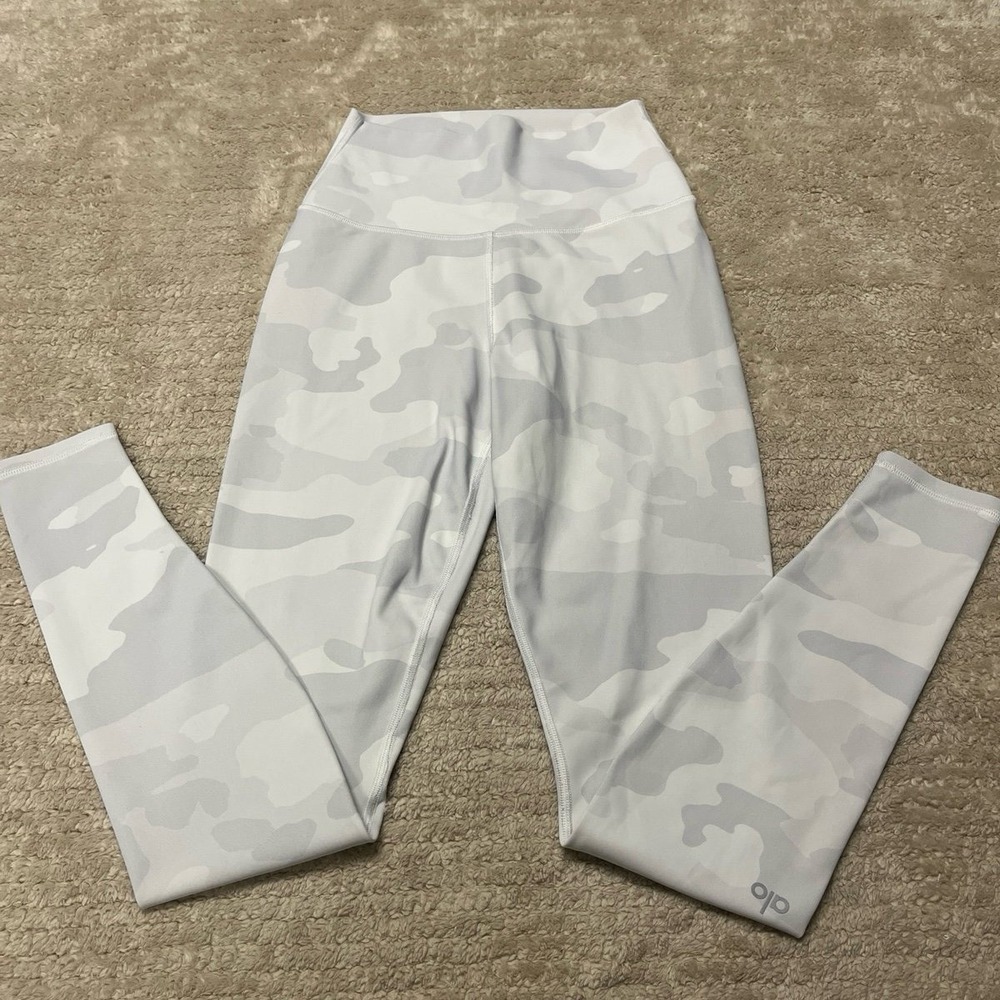 Alo High Waist Vapor Legging in White Camouflage Size XS
